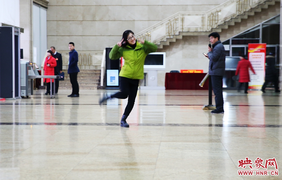 南樂天完成一個采訪后，興奮的跳了起來。