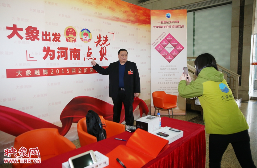 幫代表在大象融媒新聞會客廳留影拍照。