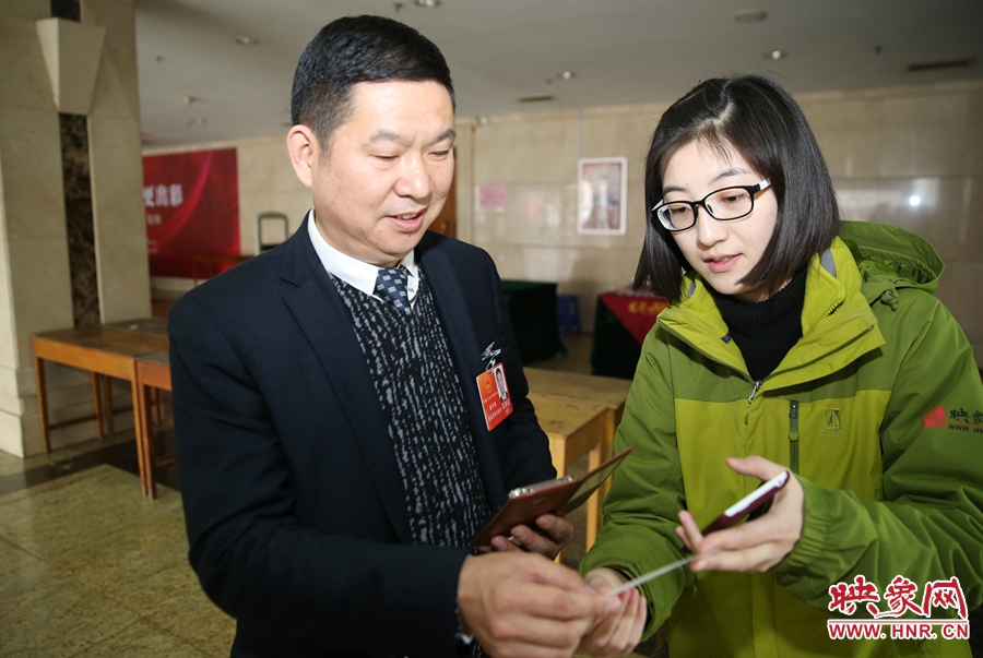 幫代表使用大象融媒映象網(wǎng)微信打印機現(xiàn)場打印照片。