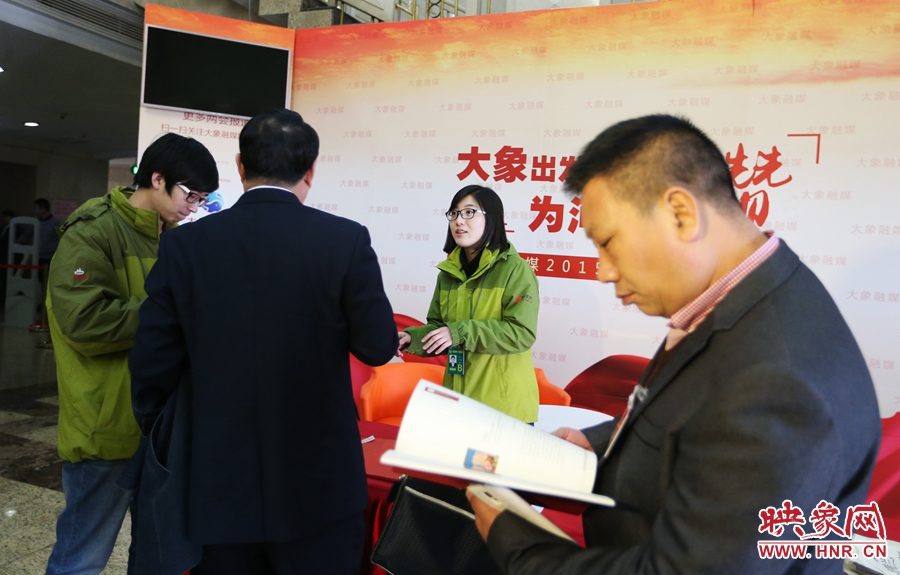 向代表、委員講解大象融媒旗下出品的新聞產(chǎn)品。