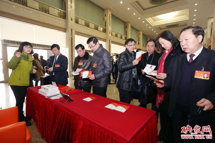 向代表、委員講解大象融媒旗下出品的新聞產(chǎn)品。