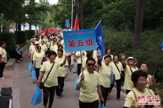 “萬名老人健步走”熱心聽眾代表隊(duì)