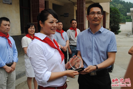 河南省慈善總會授予《周迪有戲》“最美欄目公益先行”