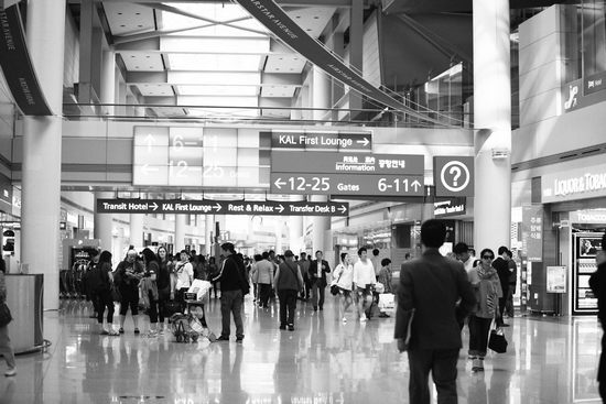 韓國仁川機(jī)場(chǎng)購物街內(nèi)游人如織
