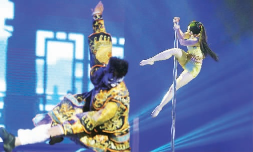 “鋼管舞娘”周文將鋼管舞和民族文化融合在一起，創(chuàng)意了一段《霸王別姬》的鋼管舞表演