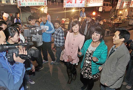 今報讀者“乖乖雁”（左）、“騎士牛仔”（右）和香香一起錄制《香香美食》
