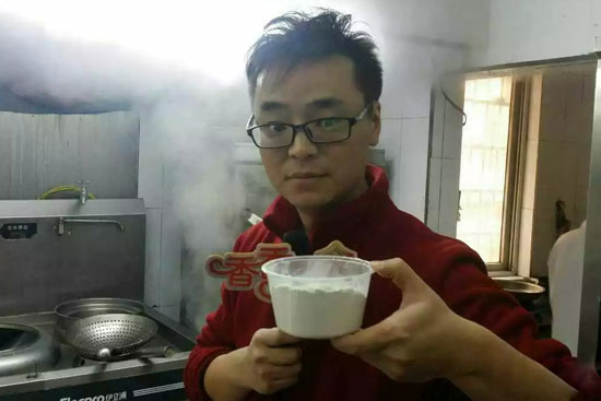 小飛手里端的是什么材料？