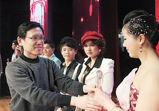2013年2月1日，《對(duì)9當(dāng)歌》總決賽在鄭州開唱。圖為東方今報(bào)副社長(zhǎng)胡楊為選手頒獎(jiǎng)