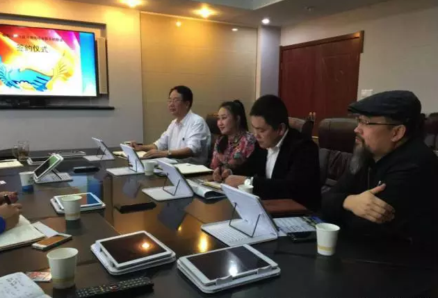 從右至左依次為趙財(cái)神，雅購供銷CEO許濤，農(nóng)團(tuán)聯(lián)盟創(chuàng)始人王婷。