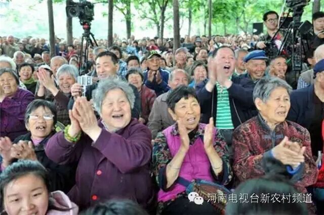 藝術(shù)家賣力演出，觀眾高聲叫好