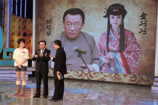 侯耀華、金巧巧在節(jié)目錄制現(xiàn)場《知根知底》供圖