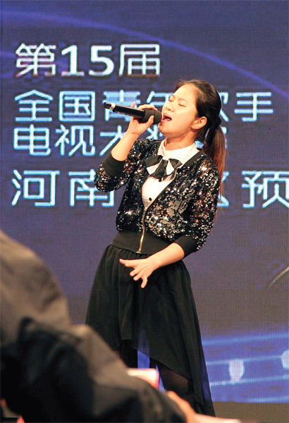 選手們演唱很賣力，要把最好的一面展現(xiàn)給評(píng)委