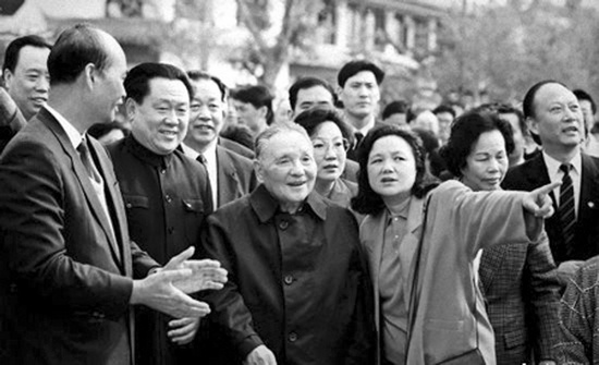 1992年，鄧小平南巡 圖片來自中國共產(chǎn)黨新聞網(wǎng)