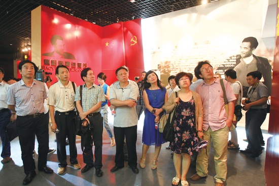 河南電視臺、河南人民廣播電臺、河南省詩歌學(xué)會的專家、詩人、記者等數(shù)十人赴蘭考焦裕祿紀(jì)念園采風(fēng)學(xué)習(xí)