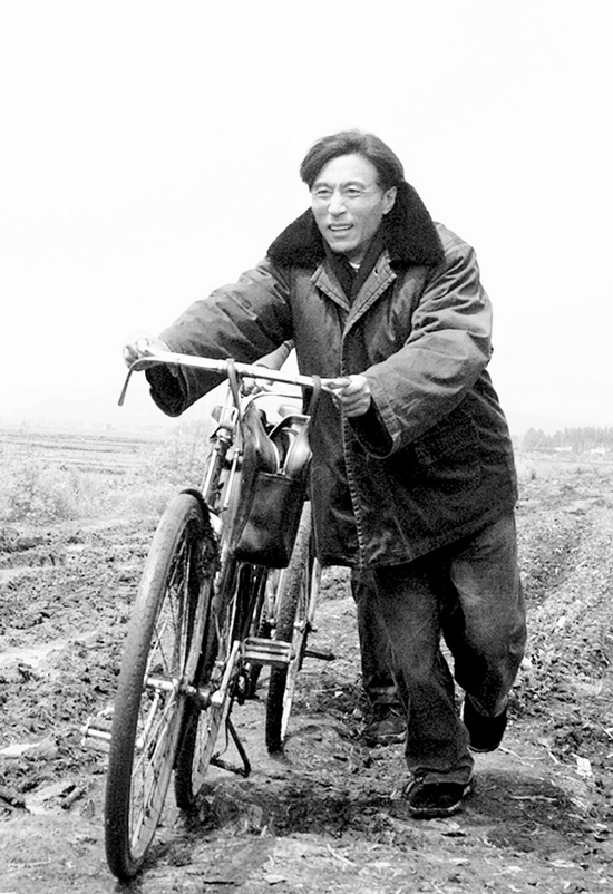 怕乘汽車(chē)跑太快聽(tīng)不見(jiàn)群眾說(shuō)話，焦裕祿下基層總是靠自行車(chē) 《焦裕祿》劇照