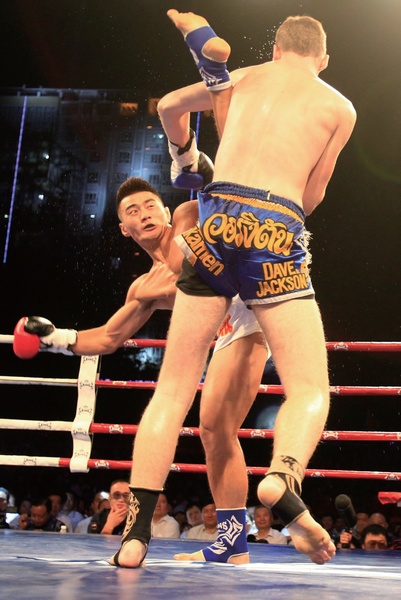 河南電視臺(tái)《武林風(fēng)》欄目走進(jìn)新疆，把比賽現(xiàn)場搬到了新疆建設(shè)兵團(tuán)農(nóng)十三師紅星廣場