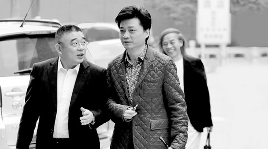 錢文忠（左）、小崔、蔡志忠（后）三位大咖步入錄制現(xiàn)場