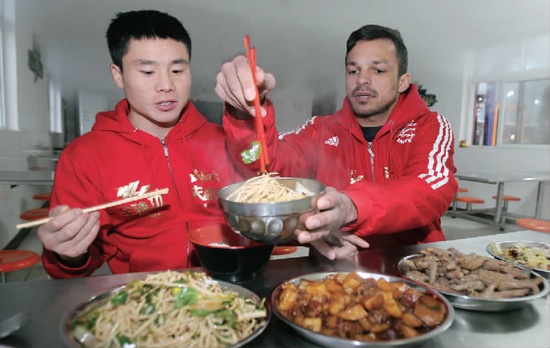 　約瑟夫一再表示食堂大師傅飯菜做得很好，他的筷子已經(jīng)用得很熟練了