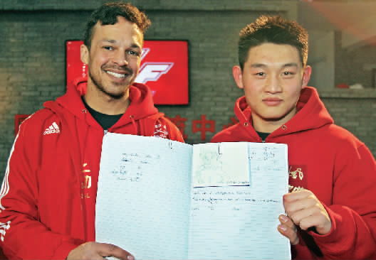 　　約瑟夫手繪了每個選手的肖像，認認真真地用字母拼寫出選手的中文名字附注。“看，這個是鄭召玉喲”