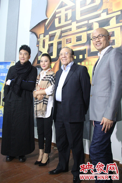 林依輪、李玲玉、楊洪基三位評(píng)委導(dǎo)師以及主持人孫國(guó)慶接受媒體采訪