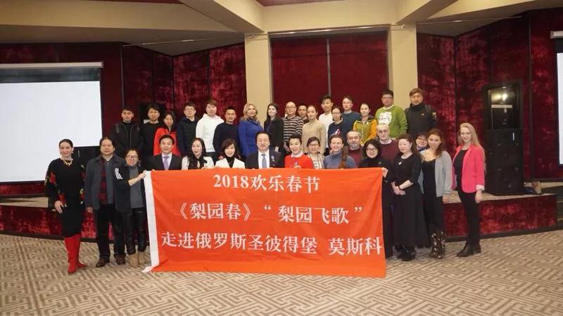 《梨園春》與俄羅斯文化學(xué)者開展座談會，共同交流中俄藝術(shù)文化的發(fā)展并互贈禮物