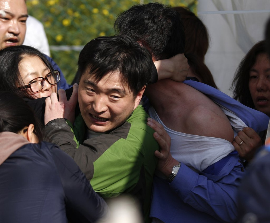 韓沉船遇難者家屬痛毆政府官員