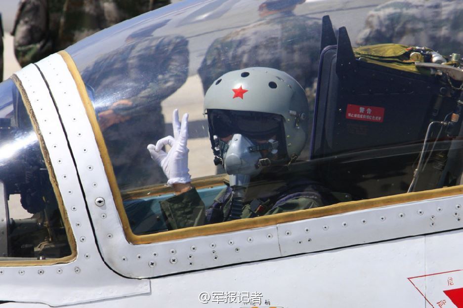 中國(guó)殲擊機(jī)女飛行員：英姿颯爽