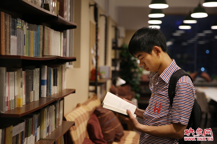 袁丙鵬，22歲，某大學(xué)大三學(xué)生：在適合的環(huán)境里看書(shū)，才能看出境界。