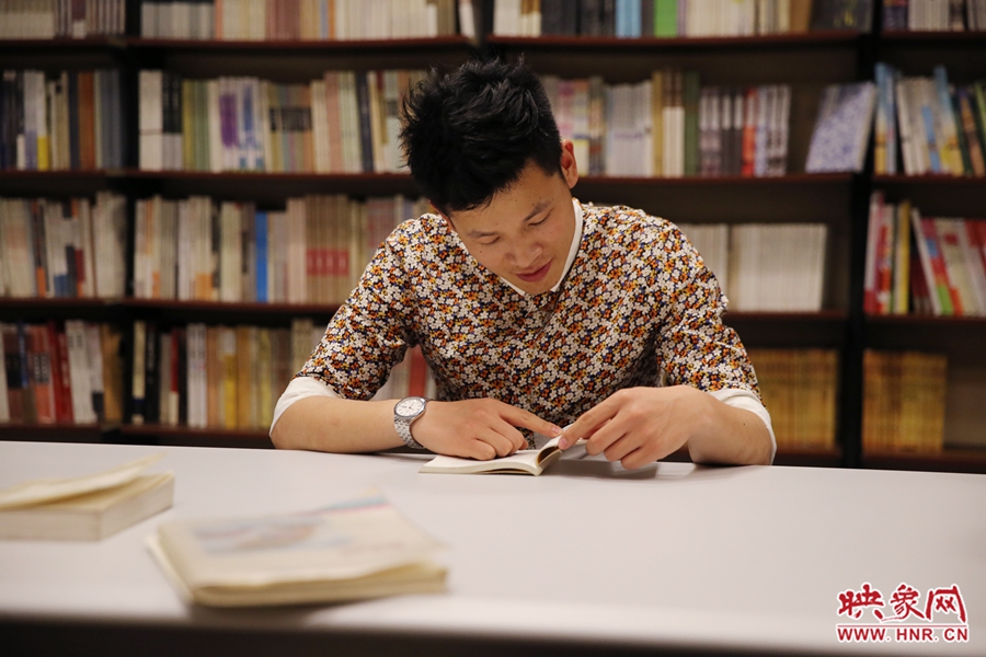 李恒，26歲，私營(yíng)業(yè)主：喜歡撫摸紙質(zhì)書(shū)的感覺(jué)。