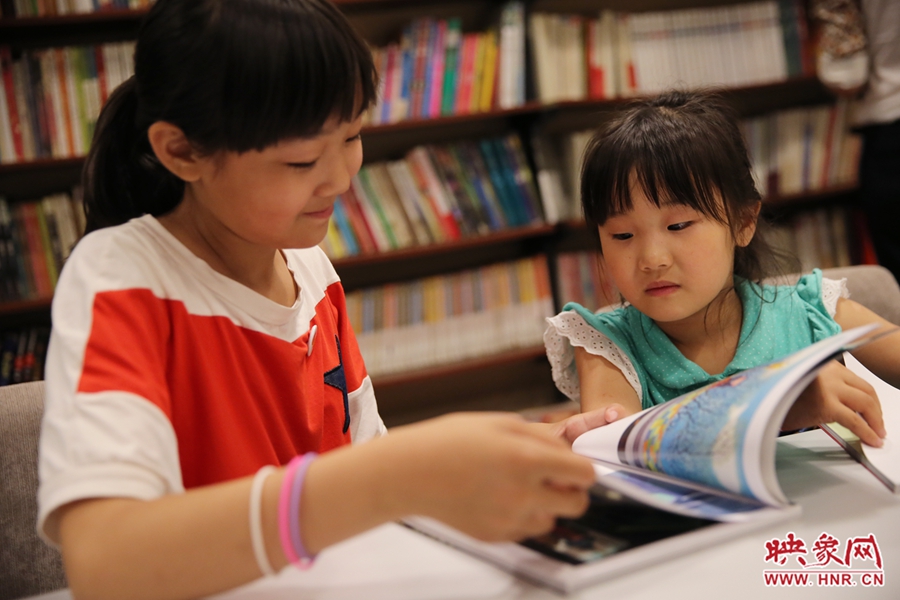 姐姐王藝茹，11歲，小學(xué)五年級(jí)學(xué)生；妹妹王有君，5歲：像喜歡看電視一樣喜歡看書(shū)。