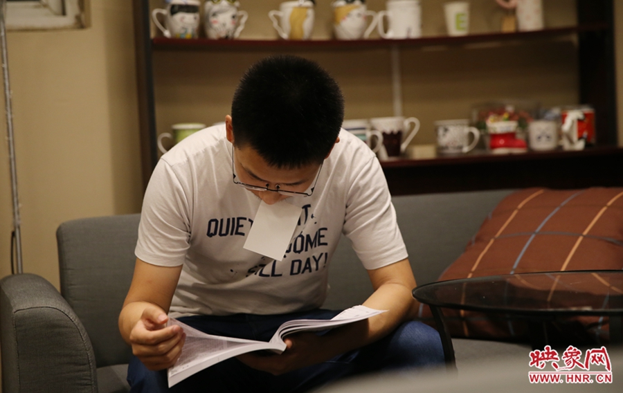 楊栗，22歲，某大學(xué)大三學(xué)生：喜歡這種看書(shū)的環(huán)境。