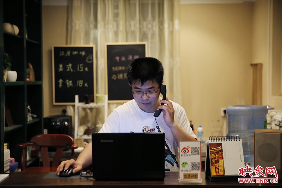 店長(zhǎng)小博，由于書(shū)店搬遷至此，經(jīng)常接詢(xún)問(wèn)地址的電話(huà)。