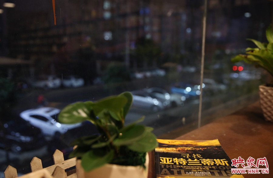 一扇窗，將喧鬧與寧?kù)o分割。