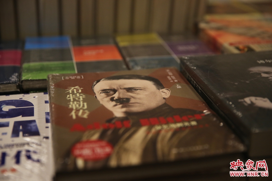 書(shū)店內(nèi)的書(shū)。