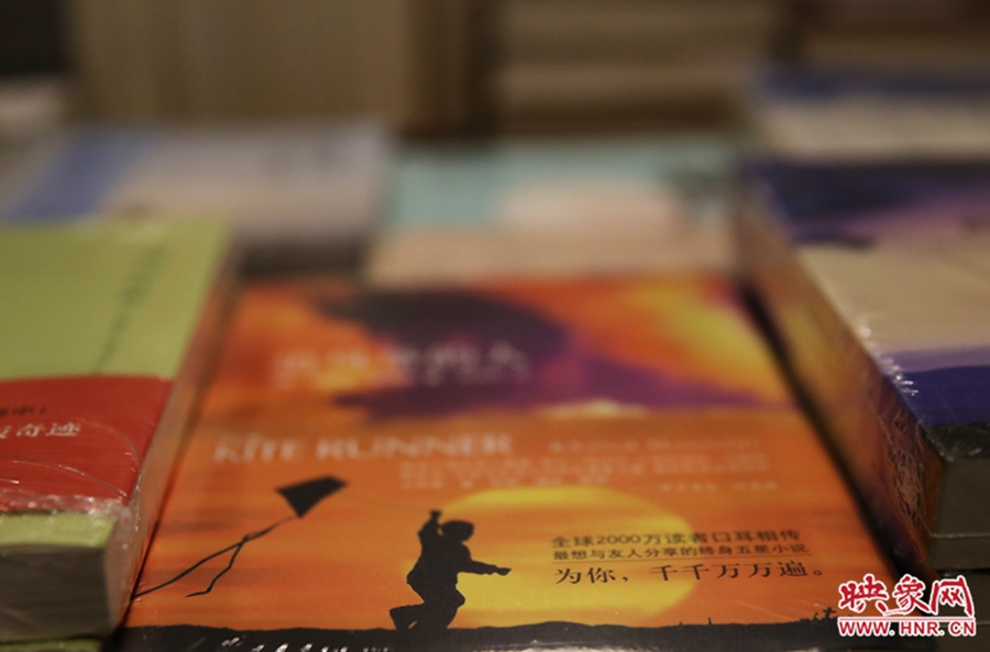 書(shū)店內(nèi)的書(shū)。