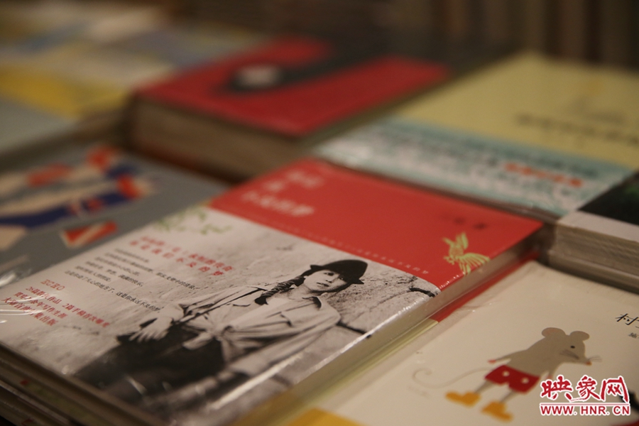 書(shū)店內(nèi)的書(shū)。