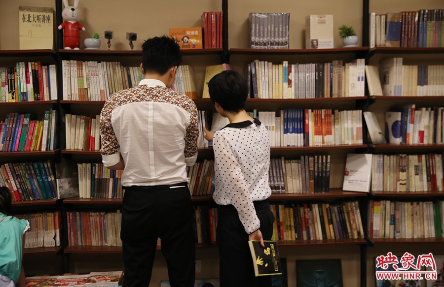 看書(shū)的人。