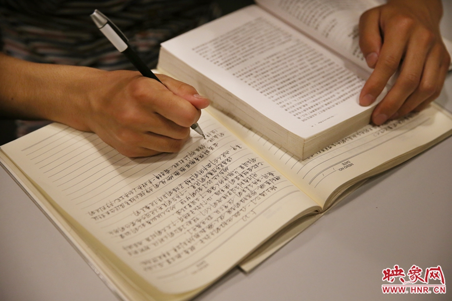 看書(shū)的人。