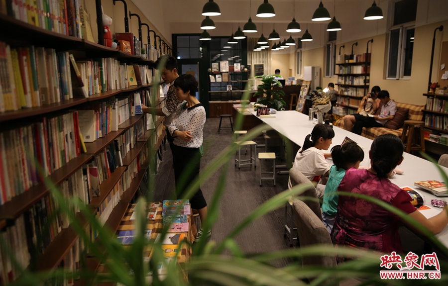 看書(shū)的人。