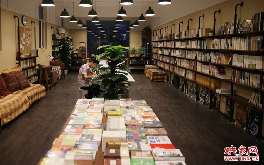 看書(shū)的人。
