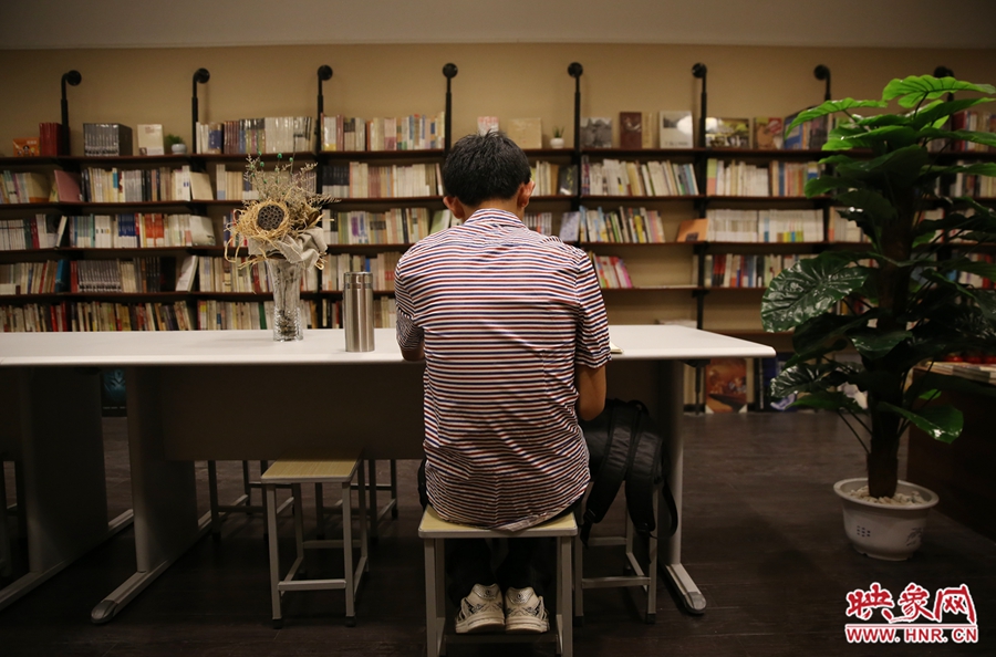 5月23日晚，鄭州一家24小時（周五、周六）書店營業(yè)。慕名而來的客人在看書。