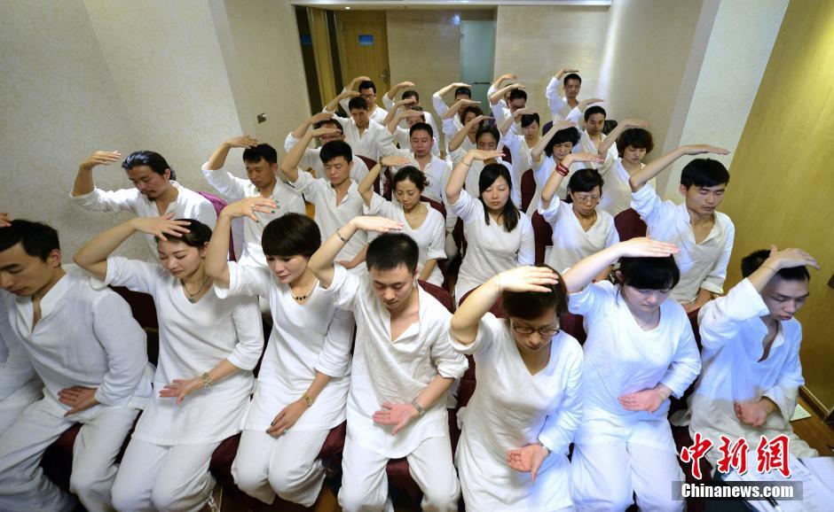 長沙首個睡眠班開課 白領(lǐng)現(xiàn)場學(xué)睡覺