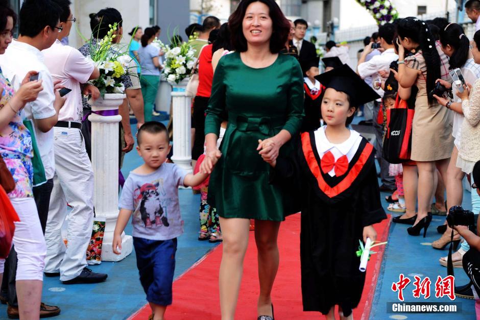青島一幼兒園畢業(yè)走紅毯 父母盛裝出席
