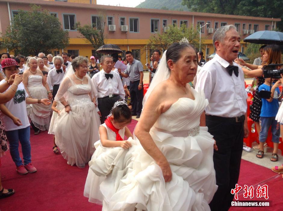 桂林29對(duì)老人舉行金婚慶典