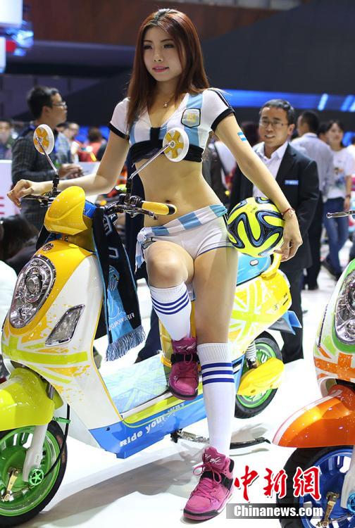 美女模特搶眼江蘇國際自行車電動車交易會 美女模特搶眼江蘇國際自行車電動車交易會