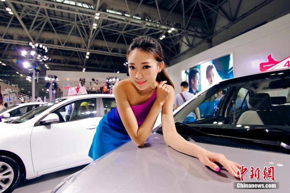 福州國(guó)際車展開(kāi)幕 眾車?！盃?zhēng)奇斗艷”