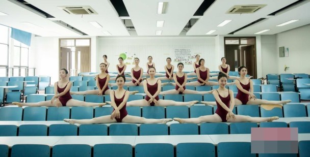 浙江女大學生拍一字馬畢業(yè)照