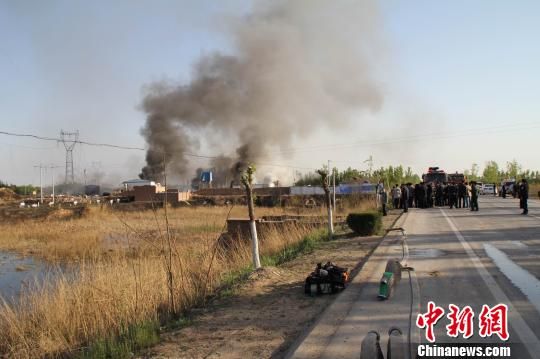 河北武邑一化工廠(chǎng)發(fā)生爆炸2人撤離中受傷（圖）