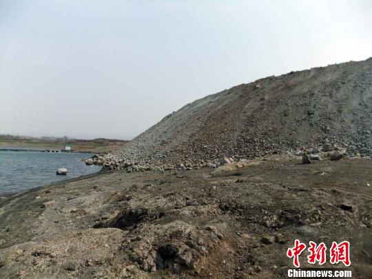 填湖造地，在鴨河水庫(kù)非法建設(shè)有越演越烈之勢(shì)。吳揚(yáng)　攝