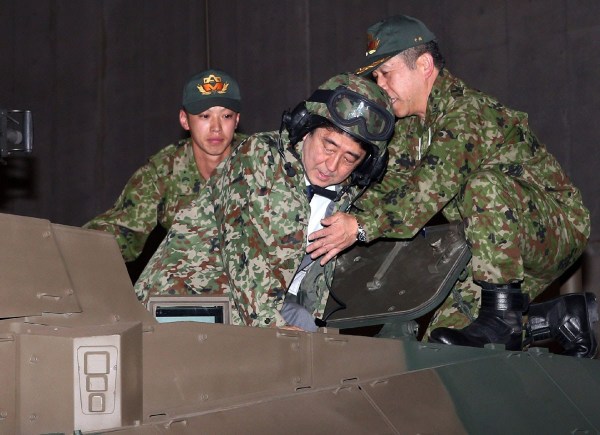 當(dāng)?shù)貢r間4月27日，日本千葉市，日本首相安倍晉三他身穿迷彩服頭戴鋼盔的登上展出中的日本陸上自衛(wèi)隊(duì)最新